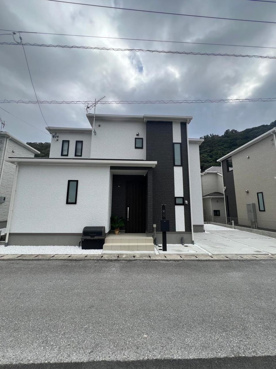 Property building, Facade/entrance, Day