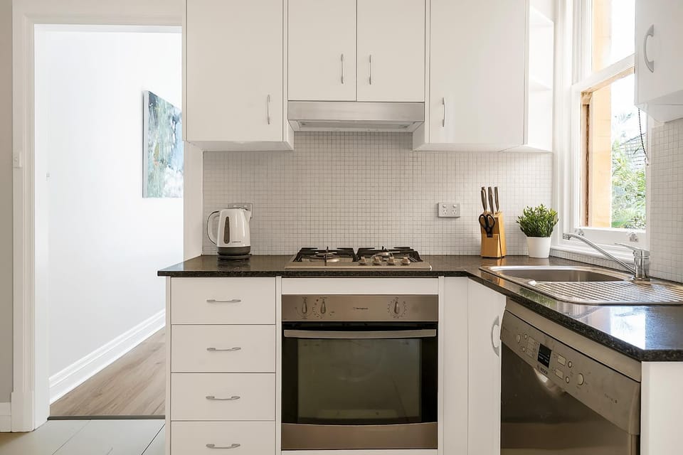 Coffee/tea facilities, dishwasher, oven, stove, toaster, kitchen
