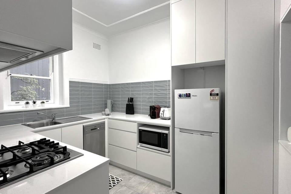 Level Access, 2 Mins Walk to Corso, Wharf, Harbour Apartment in Manly