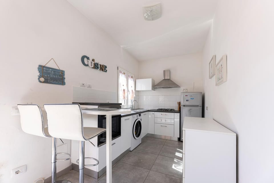 Kitchen or kitchenette, Dining area, oven, stove, washing machine