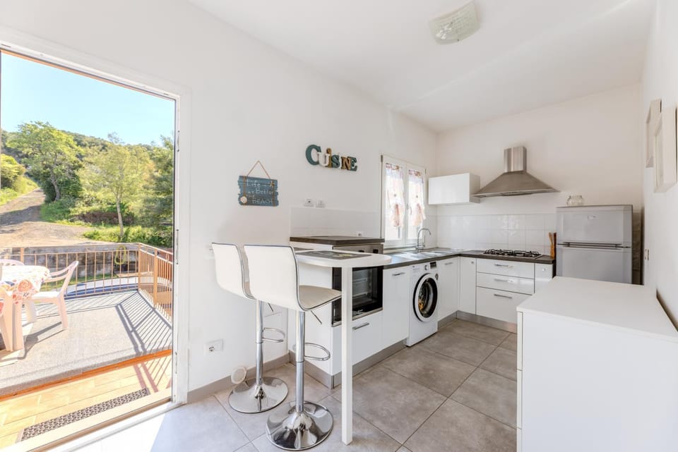 Dining area, oven, stove, washing machine