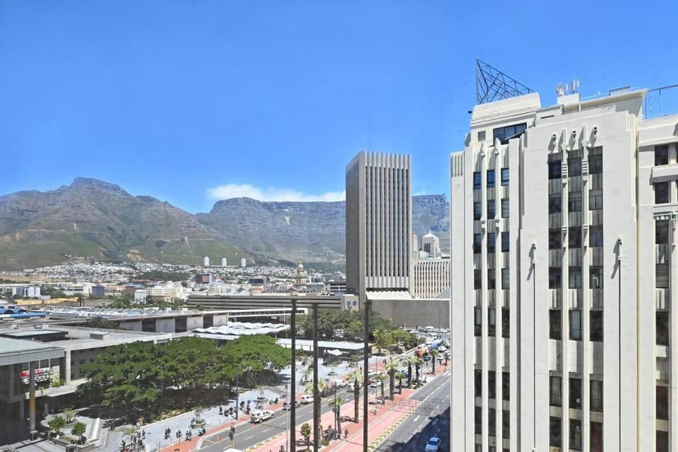 Imra - 1 Bed Hideaway in High-Rise with City Views Apartment in Cape Town
