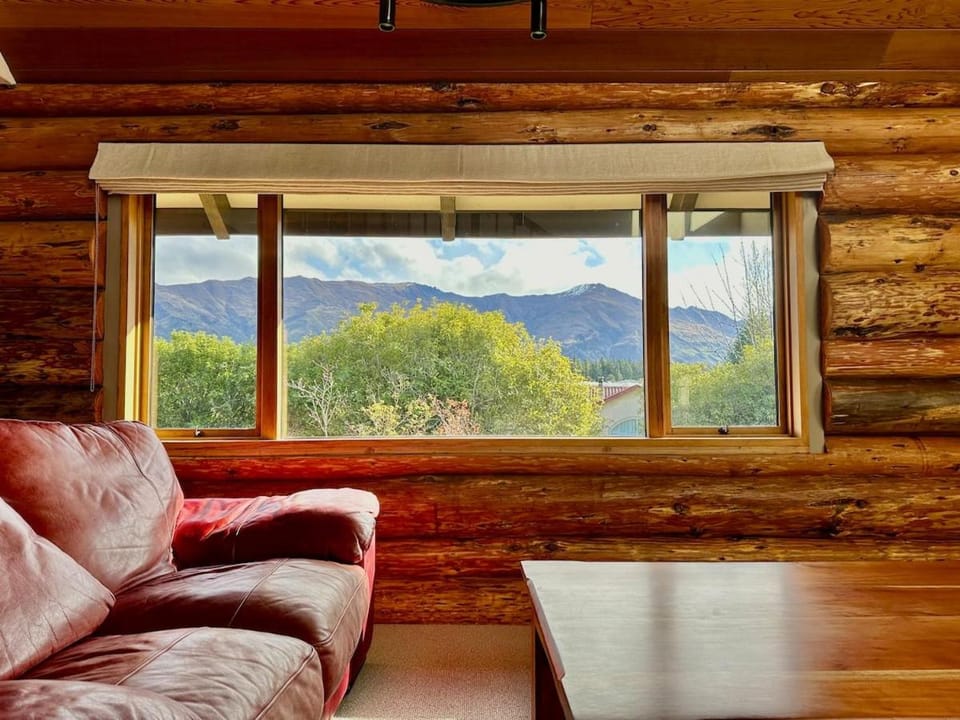 Large Ski Club Style Lodge, Views, Walk to town Chalet in Wanaka