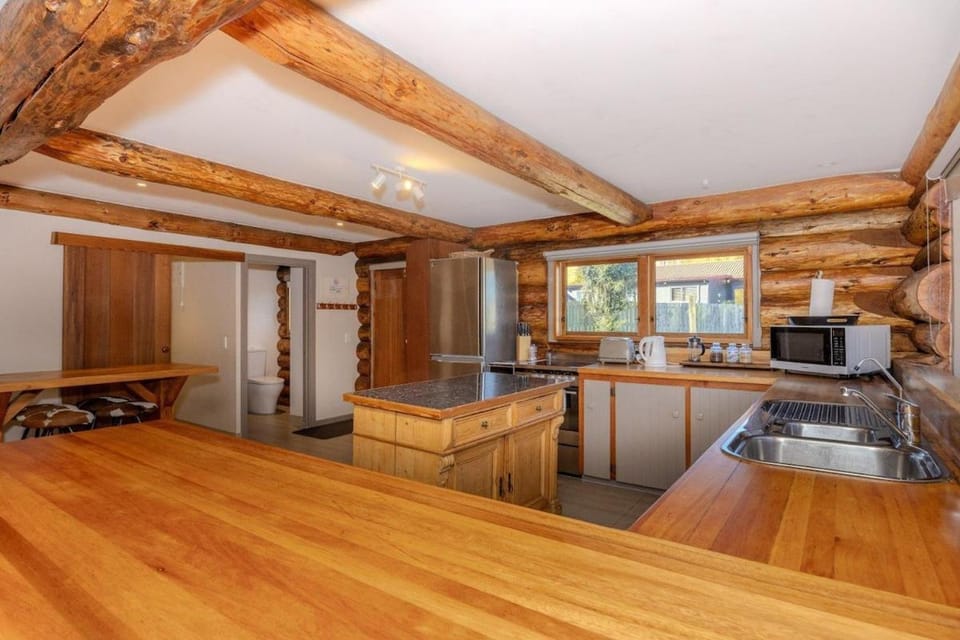 Large Ski Club Style Lodge, Views, Walk to town Chalet in Wanaka