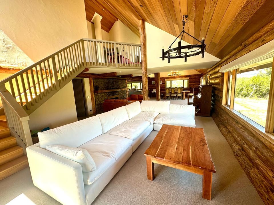 Large Ski Club Style Lodge, Views, Walk to town Chalet in Wanaka