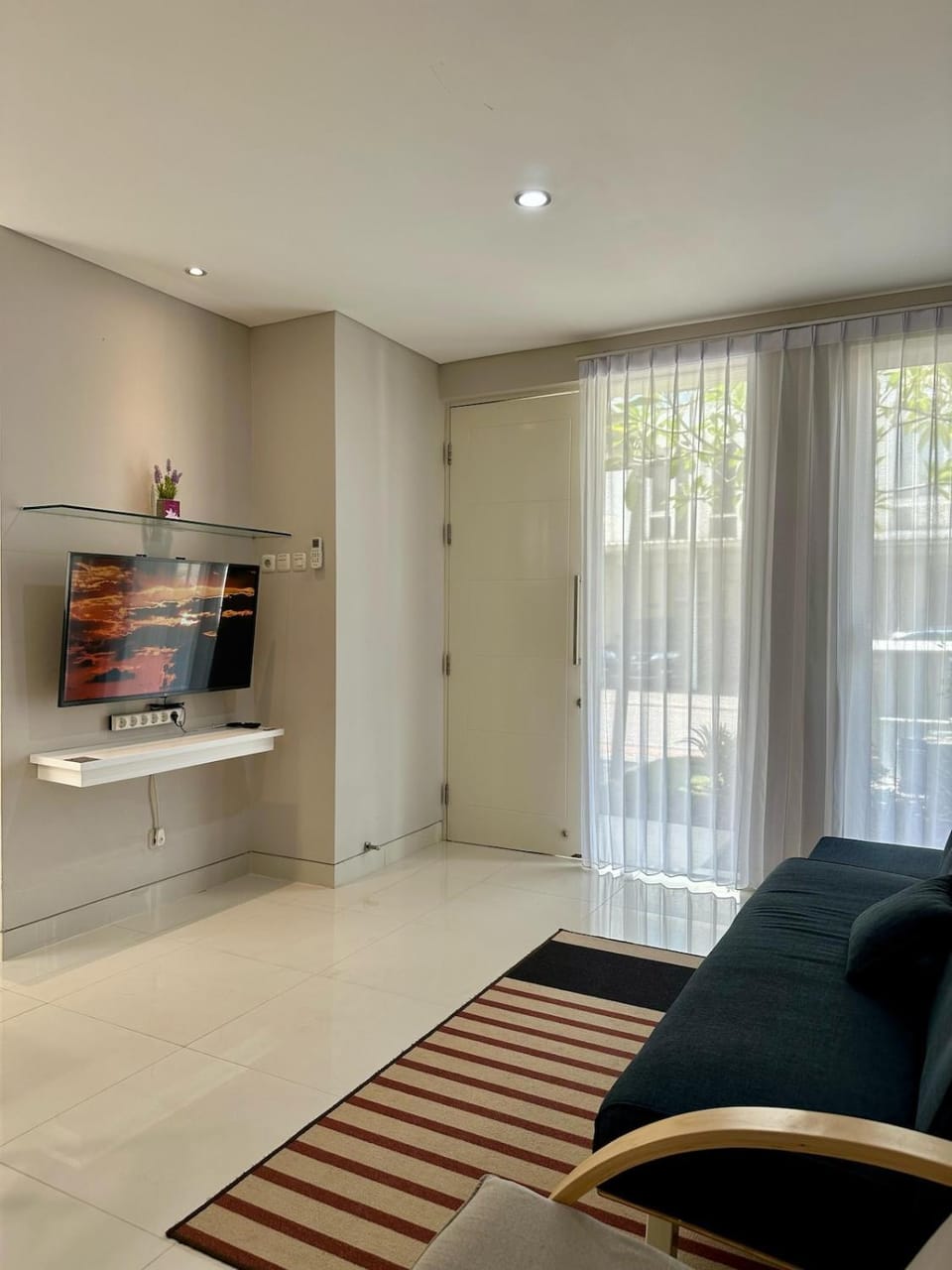 Bed, TV and multimedia, Living room, Photo of the whole room, Seating area