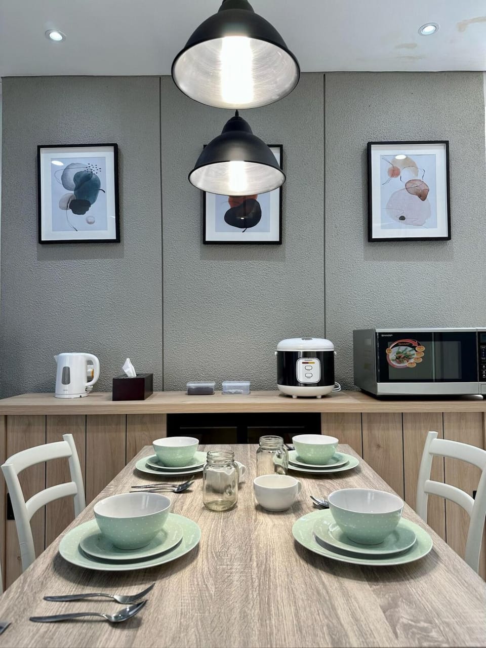 Coffee/tea facilities, Kitchen or kitchenette, Food and drinks, Dining area, Food