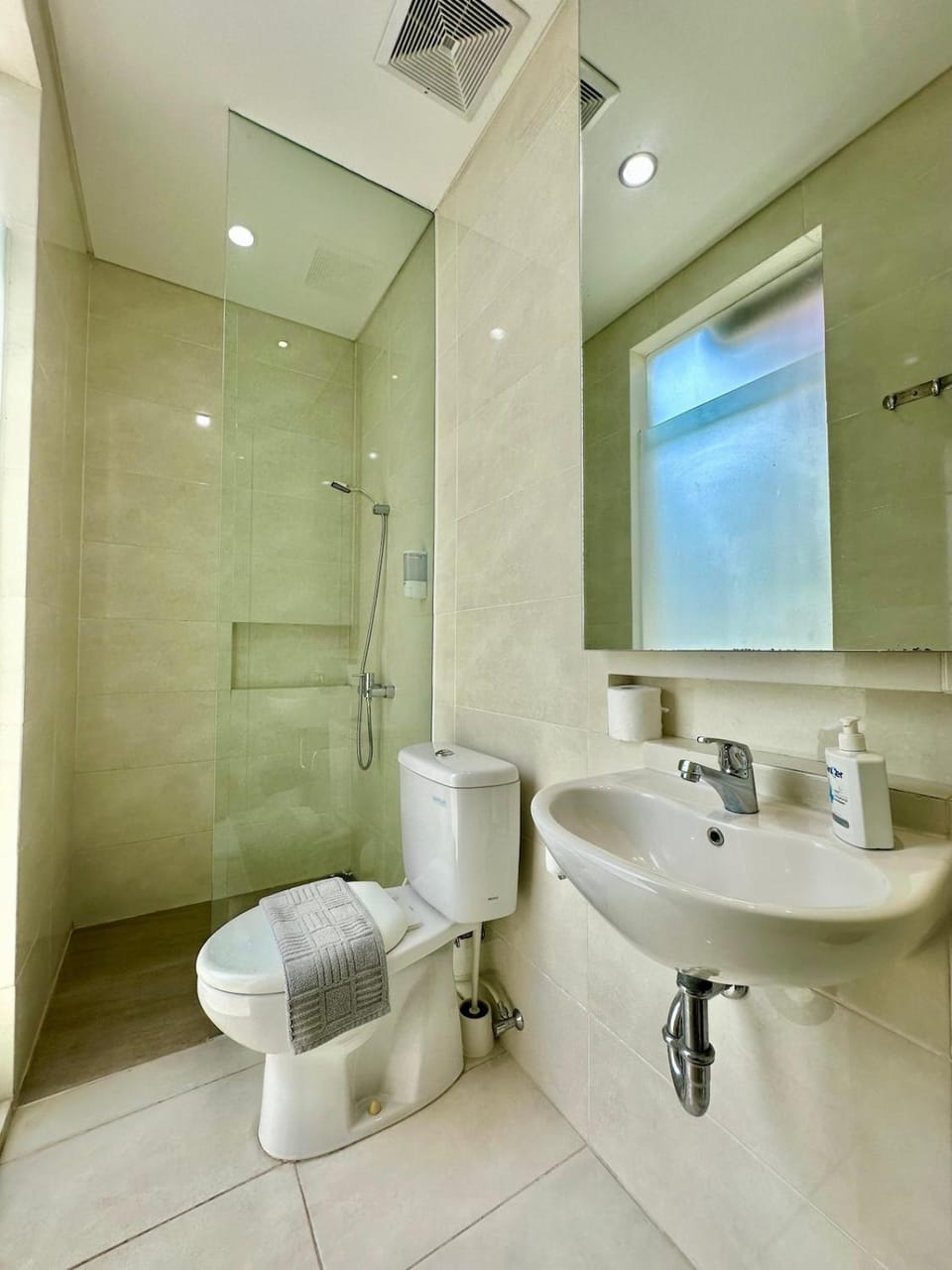 Shower, Toilet, Bathroom, Bath, bidet, towels