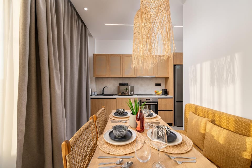 Coffee/tea facilities, Kitchen or kitchenette, Seating area, Dining area, Food, stove