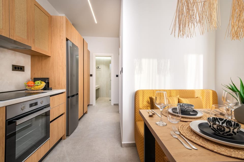 Kitchen or kitchenette, Dining area, oven, stove