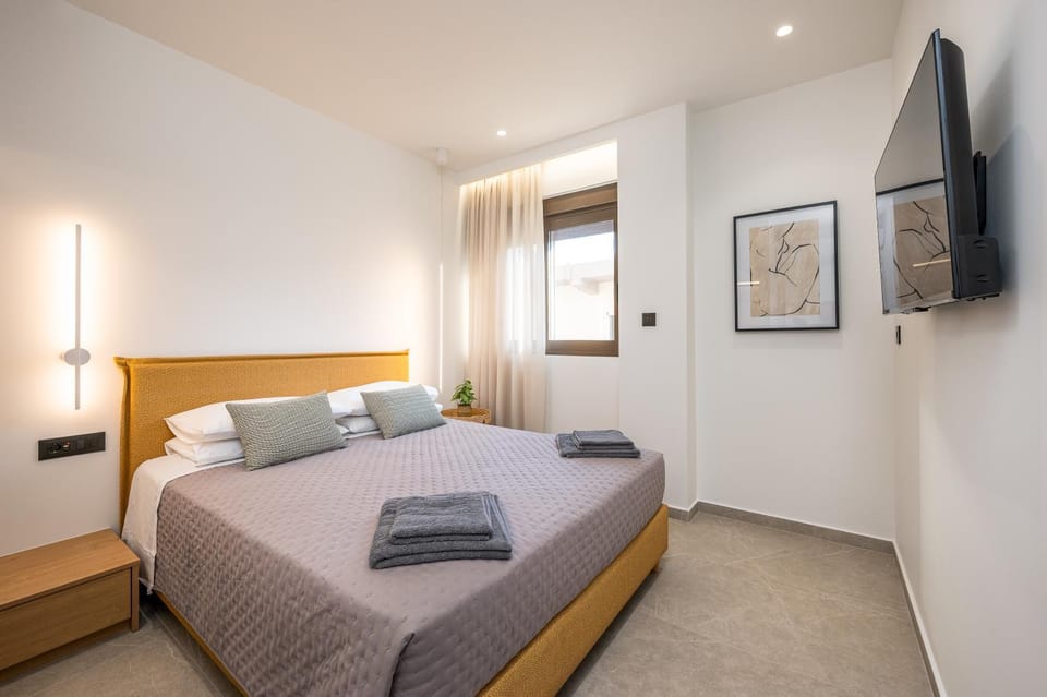 Bed, TV and multimedia, Photo of the whole room, Bedroom, towels
