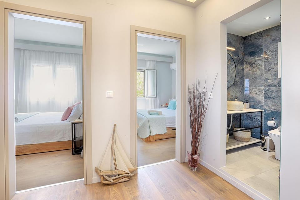 Photo of the whole room, hair dresser, towels