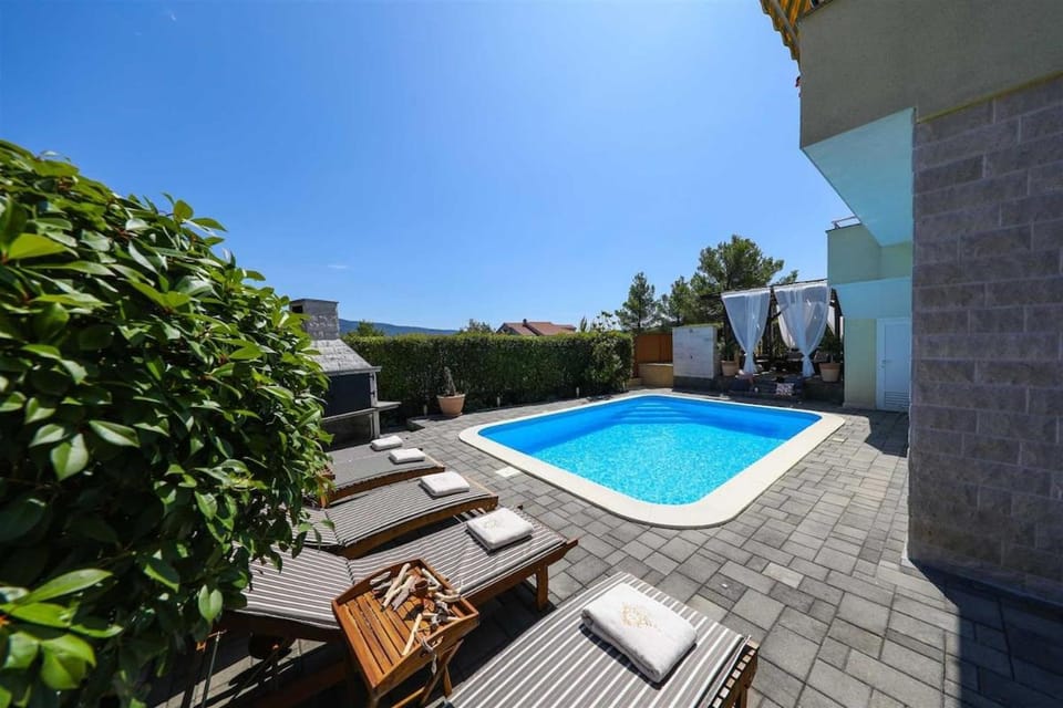 Day, Pool view, Swimming pool, sunbed