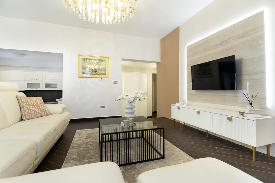 TV and multimedia, Living room, Seating area, Evening entertainment
