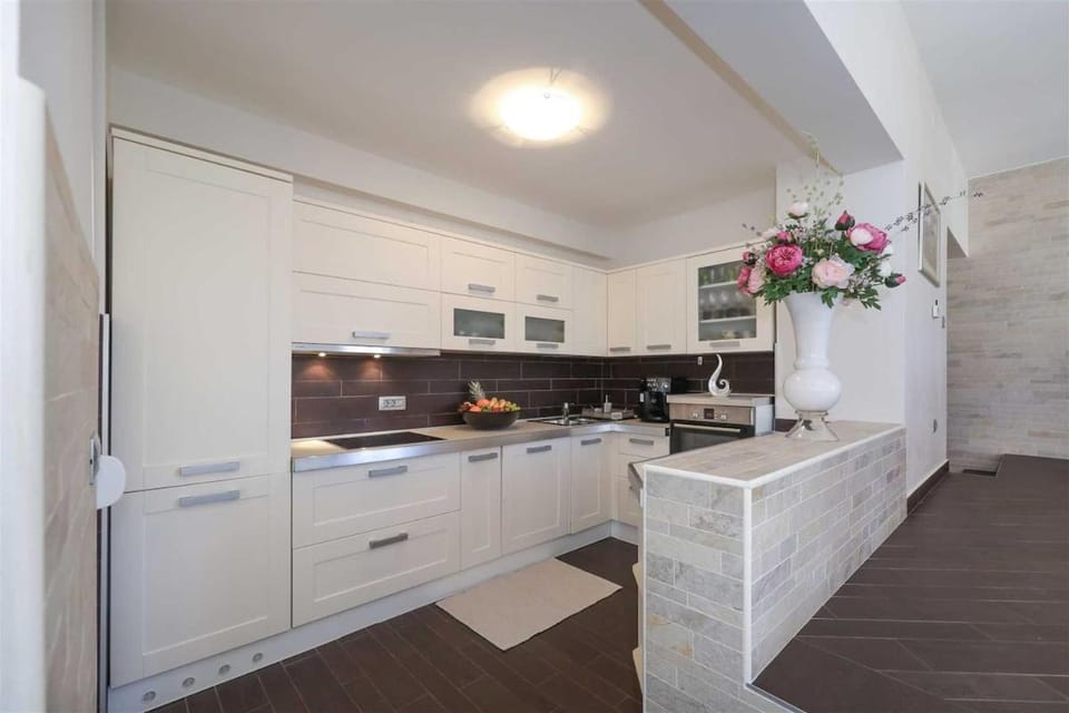 Kitchen or kitchenette, dishwasher, oven, stove