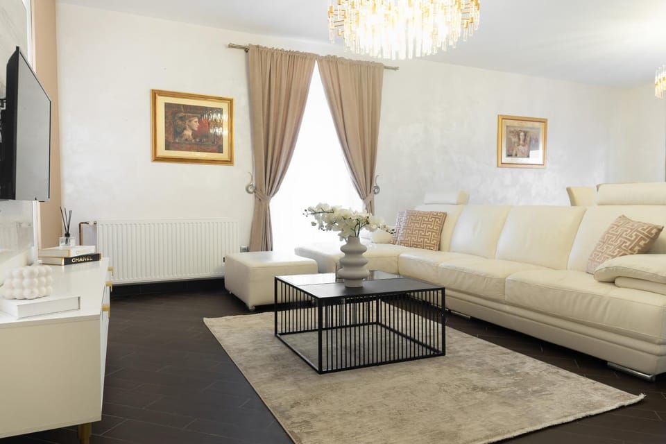 TV and multimedia, Living room, Decorative detail, Seating area, Time of day