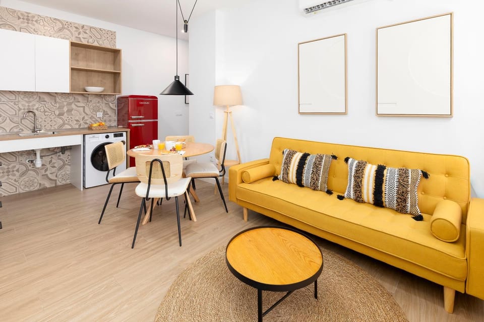 Kitchen or kitchenette, Living room, Seating area, Dining area, air conditioner