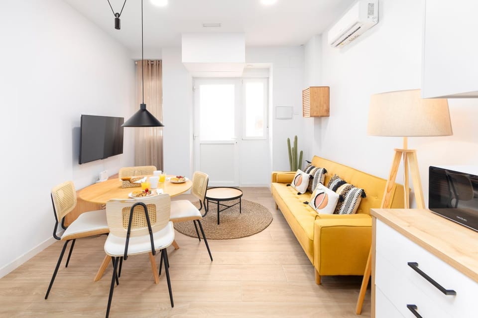 TV and multimedia, Kitchen or kitchenette, Living room, Seating area, Dining area, air conditioner