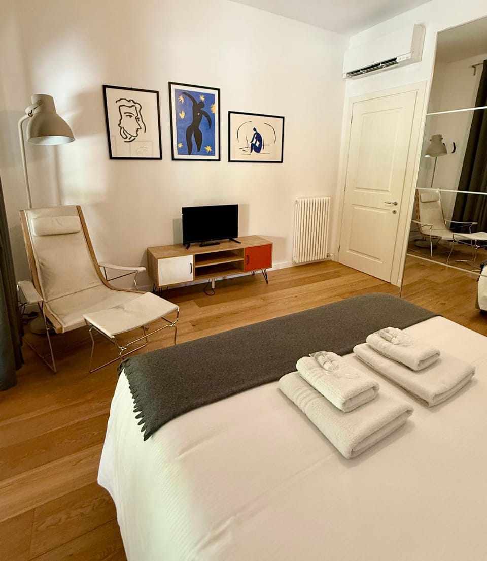 Bed, TV and multimedia, Photo of the whole room, Bedroom, towels, air conditioner