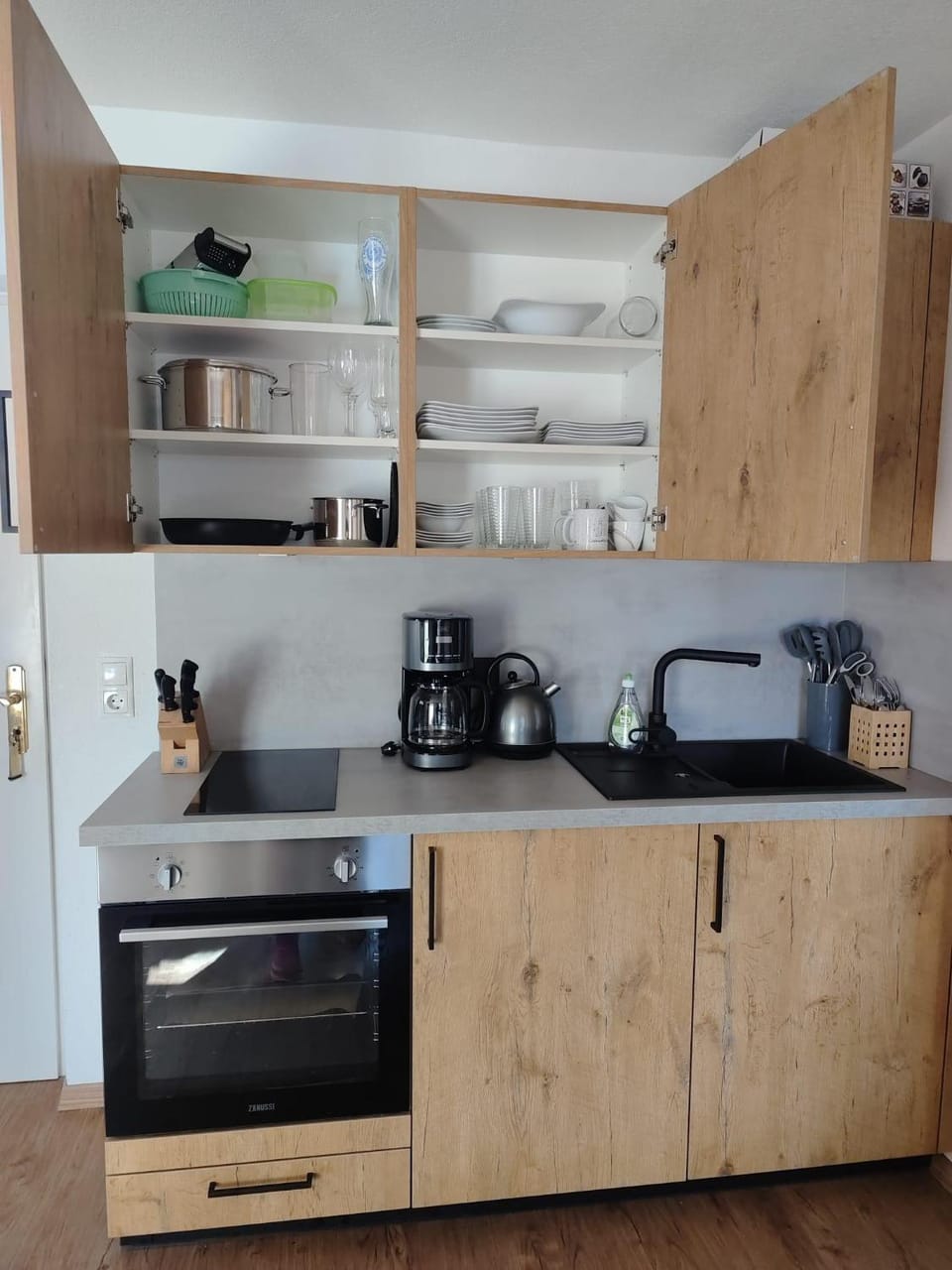 Coffee/tea facilities, Kitchen or kitchenette, oven, stove