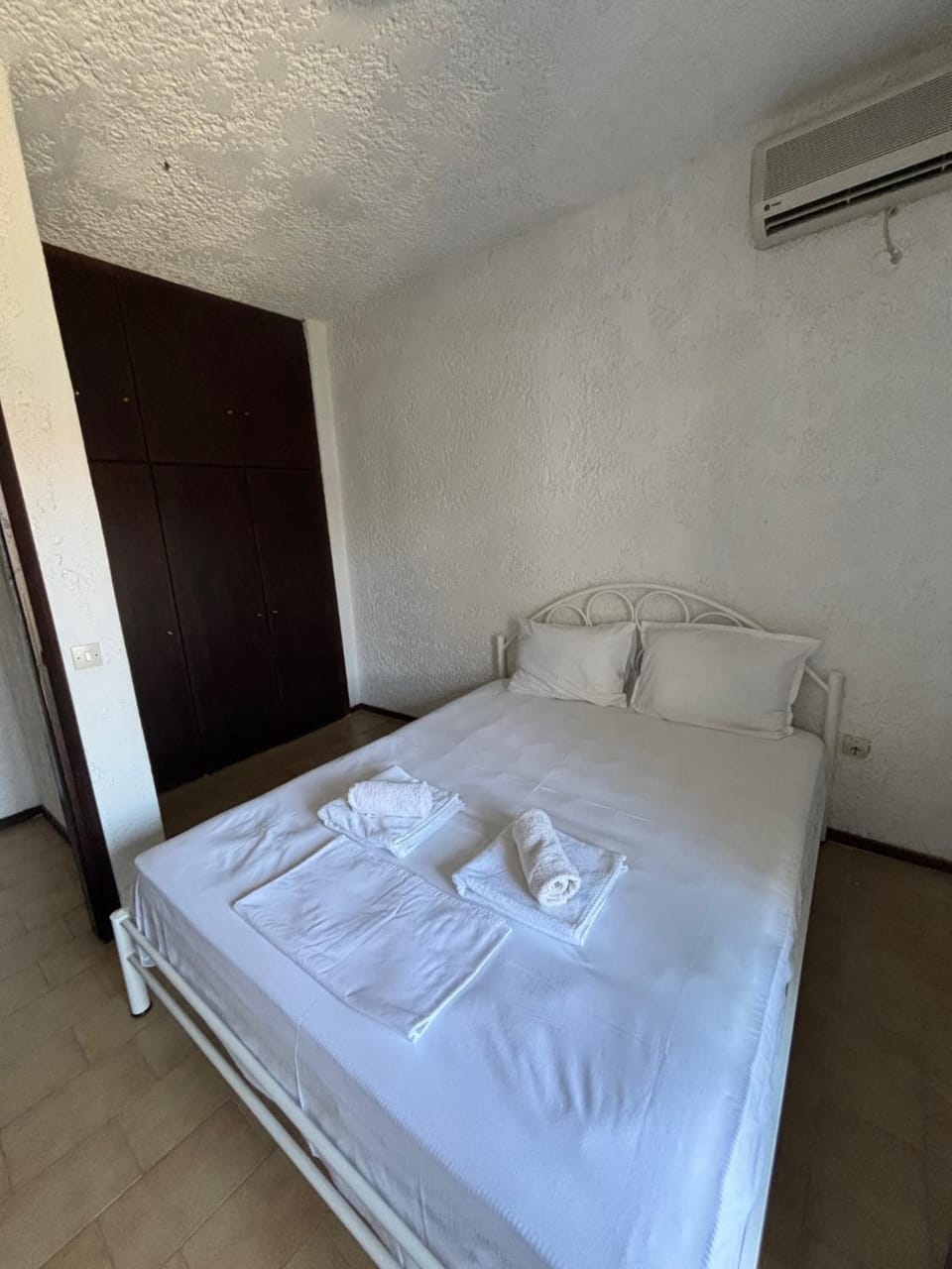 Bed, Photo of the whole room, Bedroom, towels, air conditioner