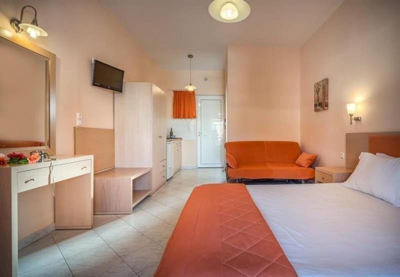 Bed, TV and multimedia, Photo of the whole room, Bedroom, wardrobe