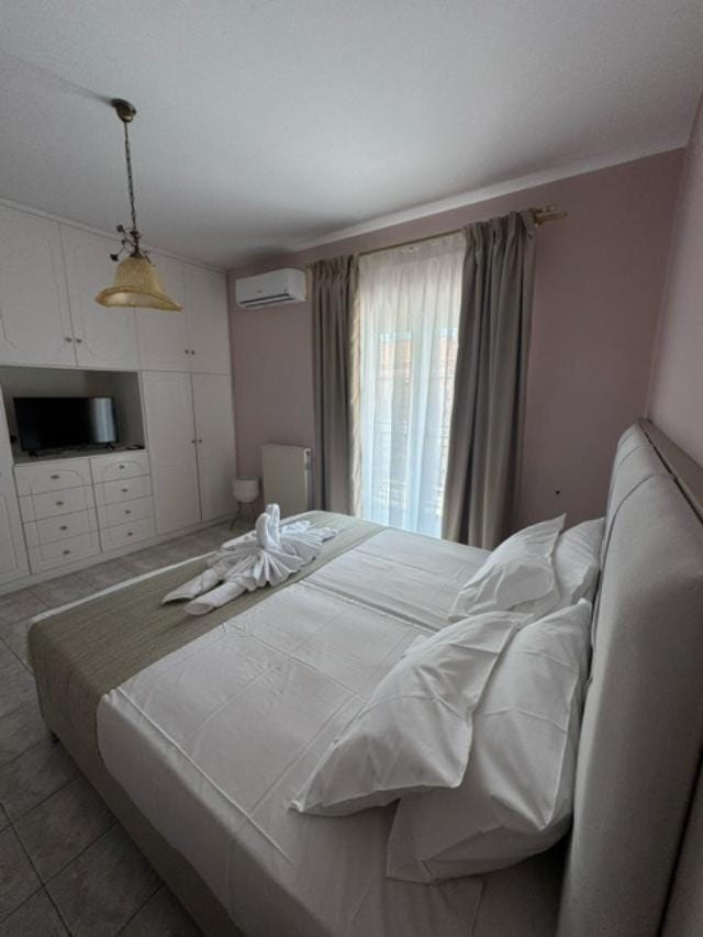 Bed, TV and multimedia, Photo of the whole room, Bedroom