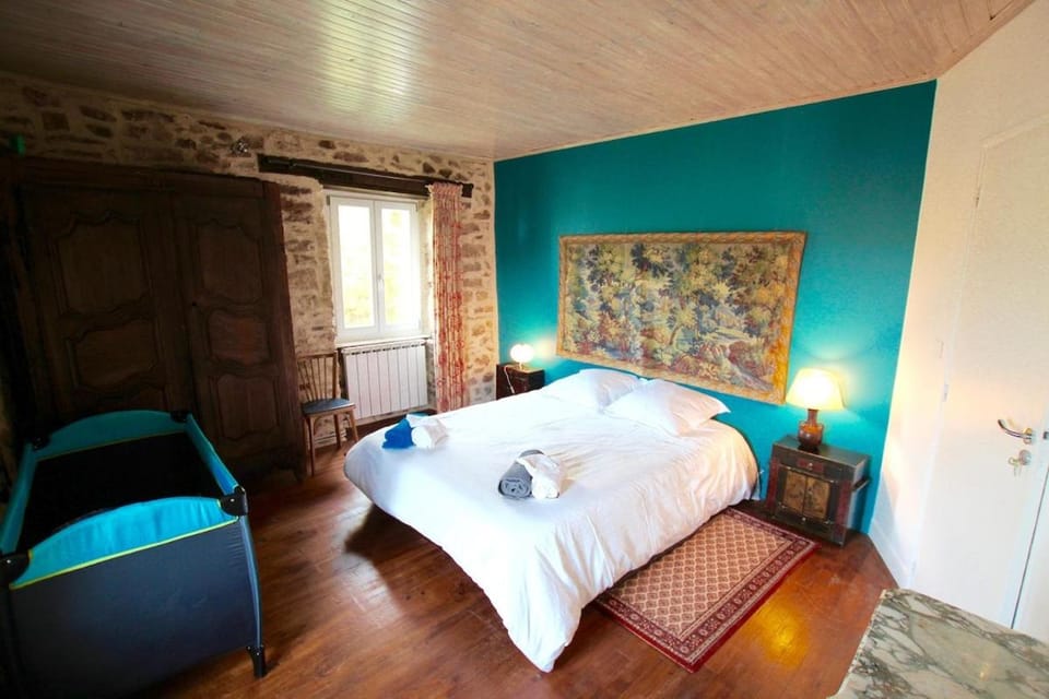 Les maisons d'en haut & Piscine à débordement chauffée House in Auvergne-Rhône-Alpes