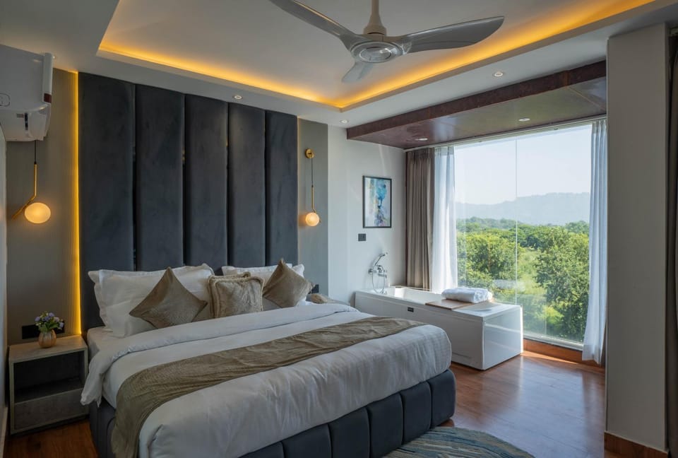 Bed, Hot Tub, Bedroom, Bath