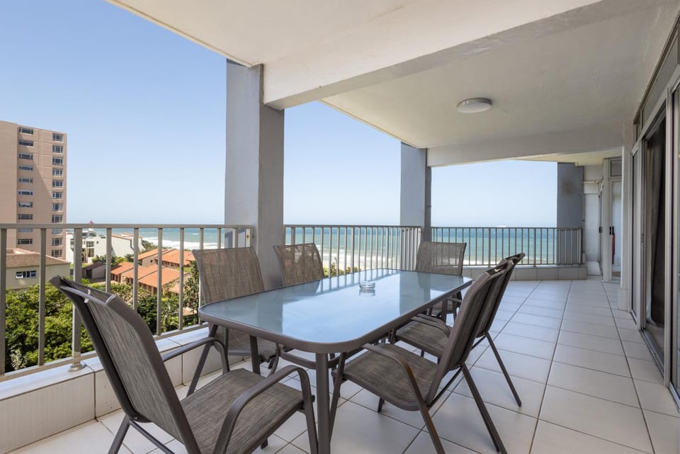View (from property/room), Balcony/Terrace, Dining area, Sea view