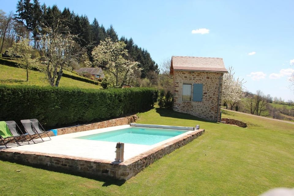 Les maisons d'en bas, piscine et jaccuzi House in Auvergne-Rhône-Alpes