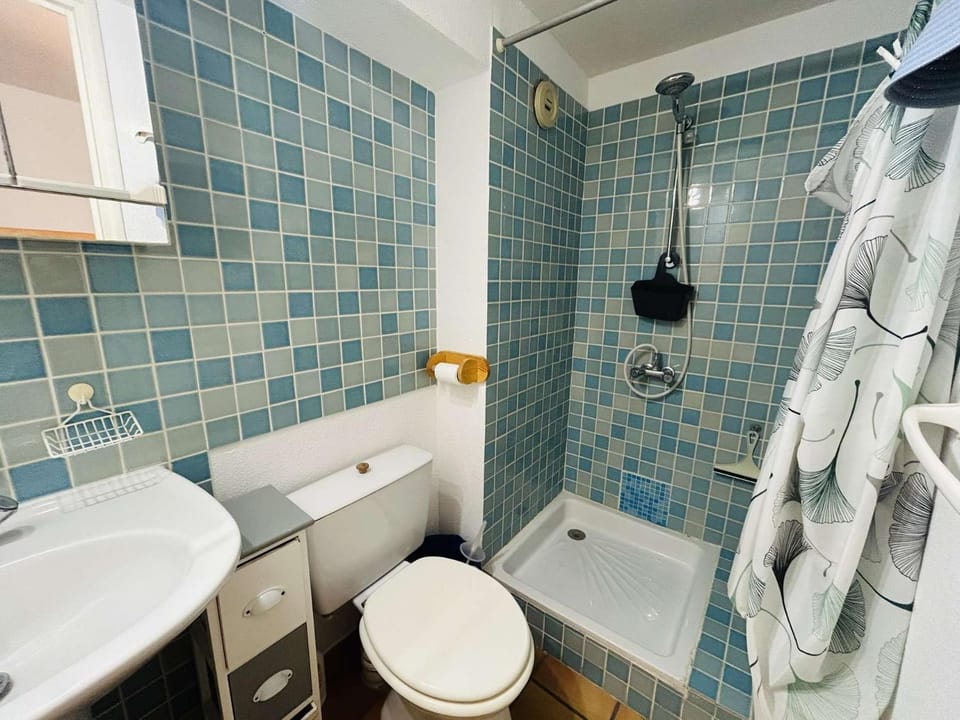 Shower, Toilet