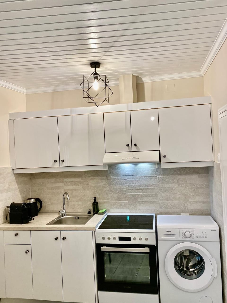 Kitchen or kitchenette, oven, washing machine