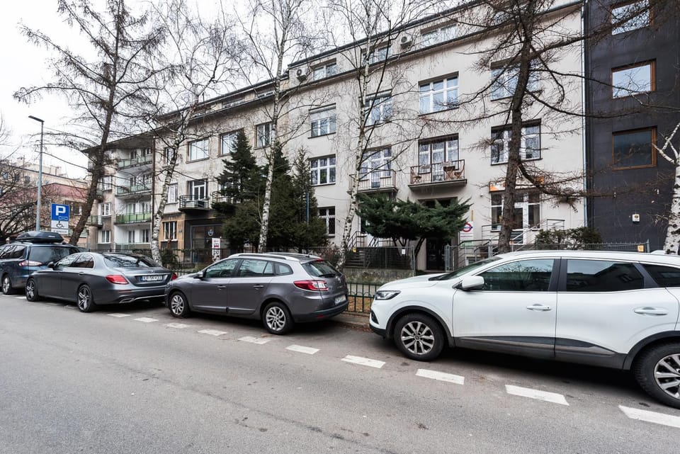 Property building, Neighbourhood, Location