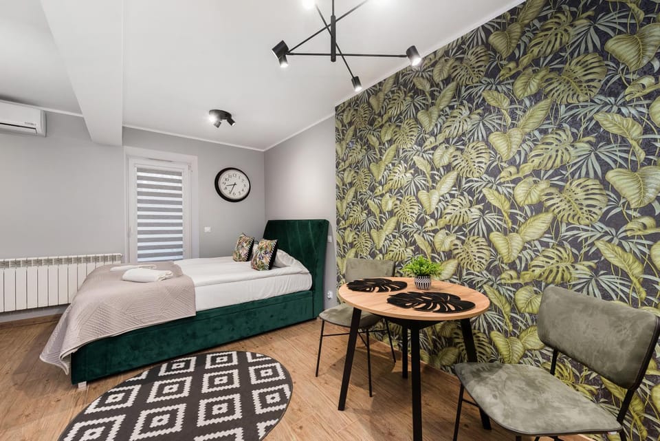 Bed, Living room, Photo of the whole room, Seating area, Bedroom