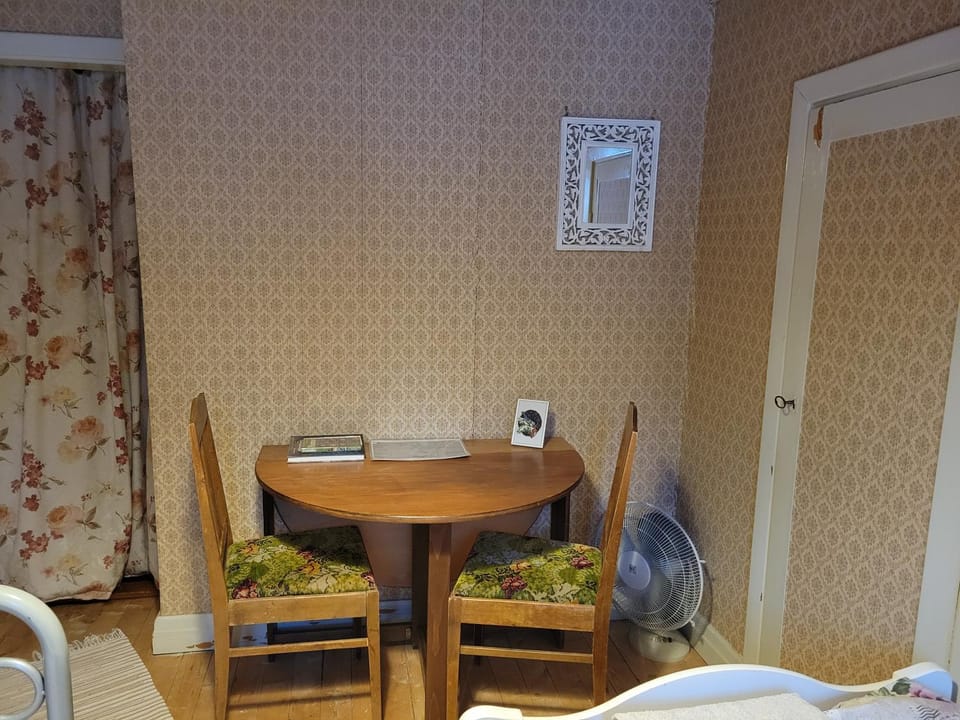 Mysigt rum med lantligt läge i privat bostad med katter Vacation rental in Sweden