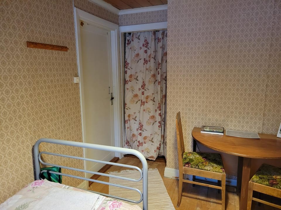 Mysigt rum med lantligt läge i privat bostad med katter Vacation rental in Sweden