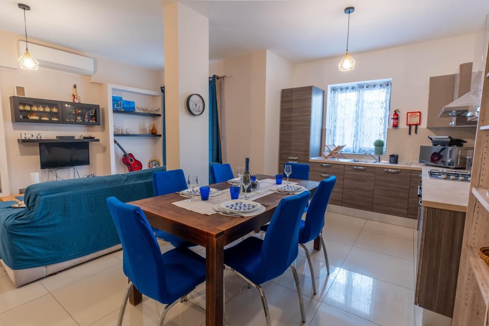 Kitchen or kitchenette, Living room, Seating area, Dining area, minibar, oven, stove