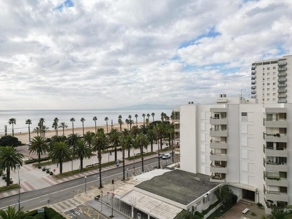 Salou Seafront! Private Terrace - AC & WiFi Apartment in Salou