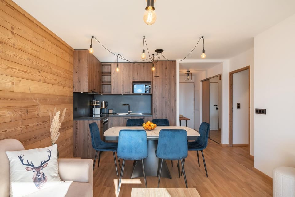 Kitchen or kitchenette, Seating area, Dining area, oven, stove