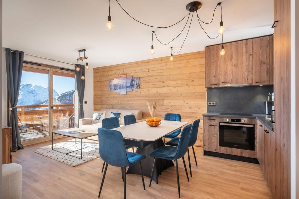 Kitchen or kitchenette, Living room, Seating area, Dining area, stove