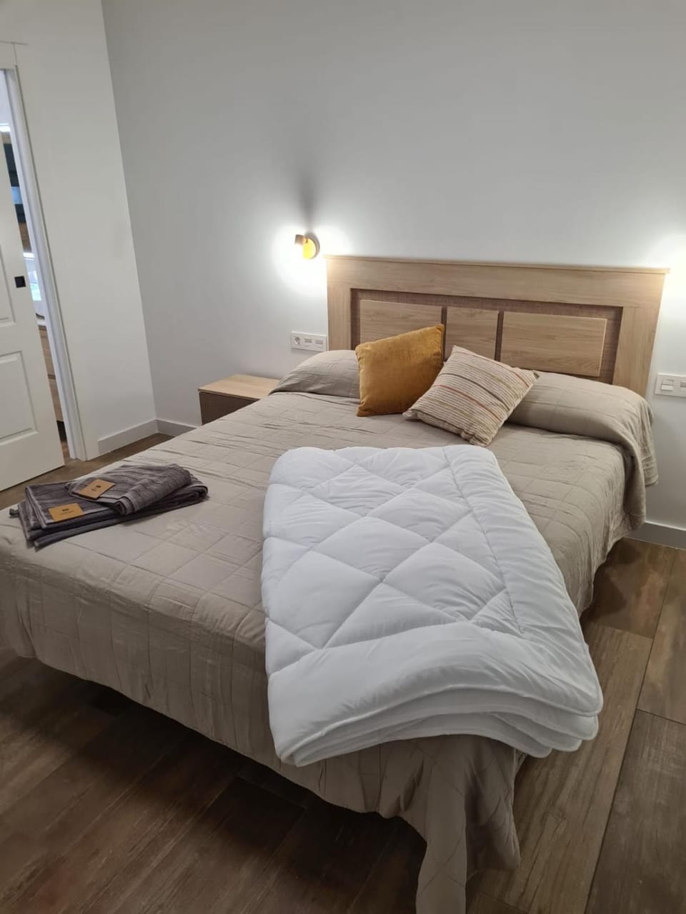 Photo of the whole room, Bedroom, towels