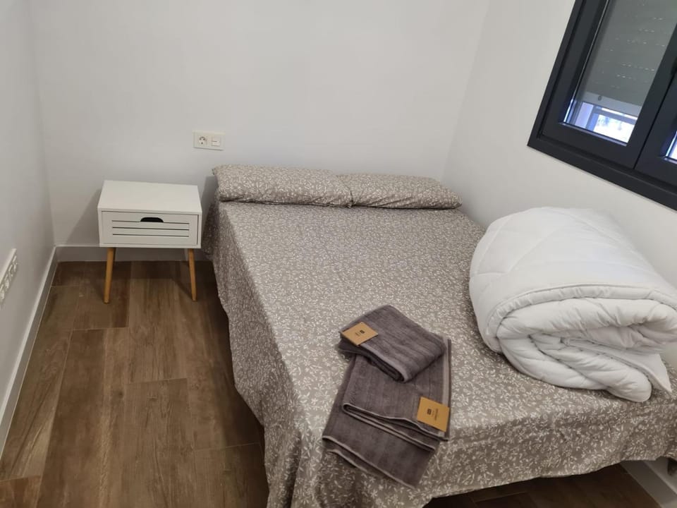 Bed, Photo of the whole room, Bedroom, towels
