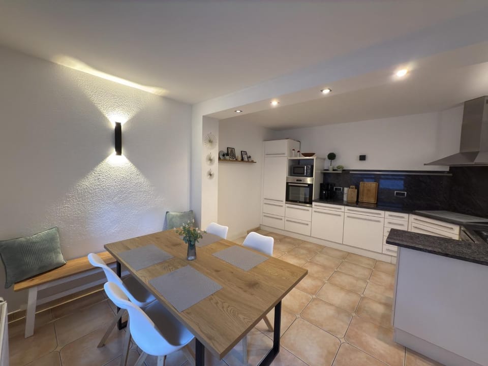 Kitchen or kitchenette, Dining area, dishwasher, stove
