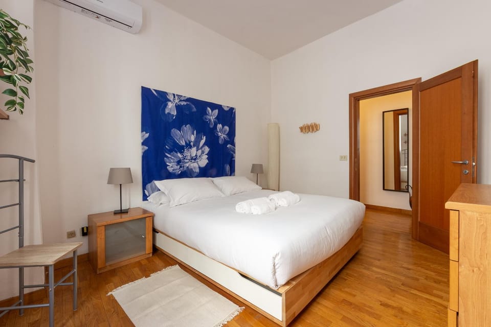 Photo of the whole room, Bedroom