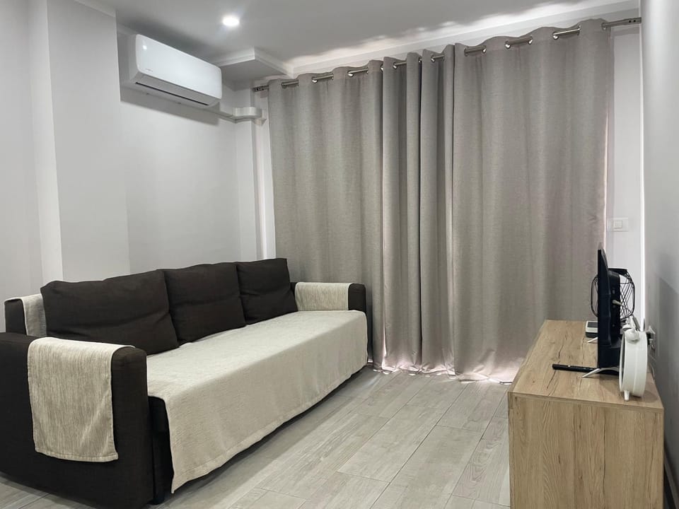 TV and multimedia, Seating area, air conditioner