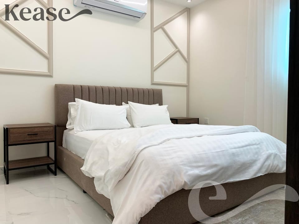 Bed, Photo of the whole room, Bedroom, fireplace, air conditioner