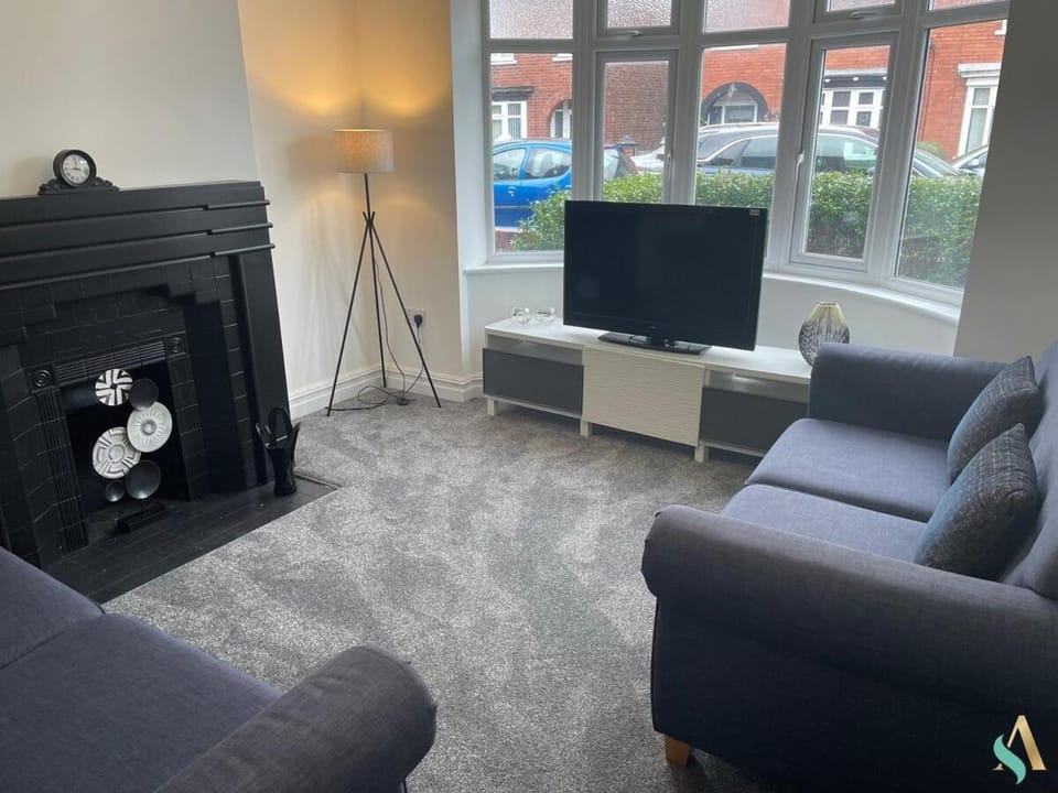 Communal lounge/ TV room, TV and multimedia, Living room, Seating area, Evening entertainment