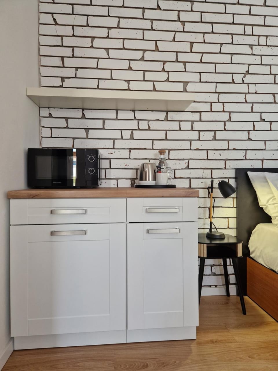 Coffee/tea facilities, Kitchen or kitchenette, microwave, wardrobe