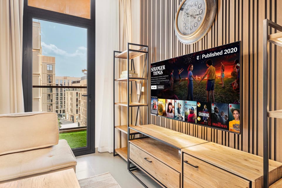 1BR Apartment With Balcony - 9 Mins to Sharjah Airport - Balcony Breeze Apartment in Al Sharjah